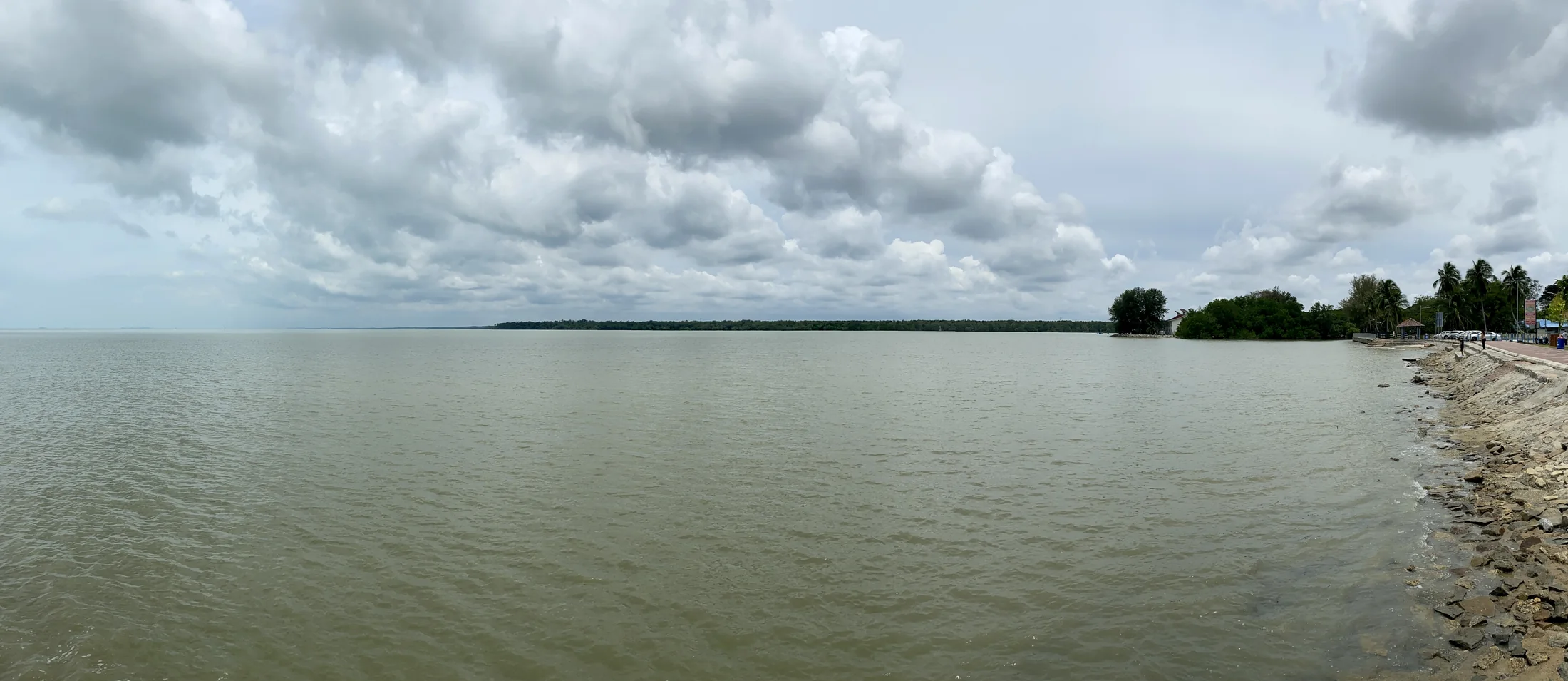 Pemandangan muara Sungai Muar dari Tanjung Emas