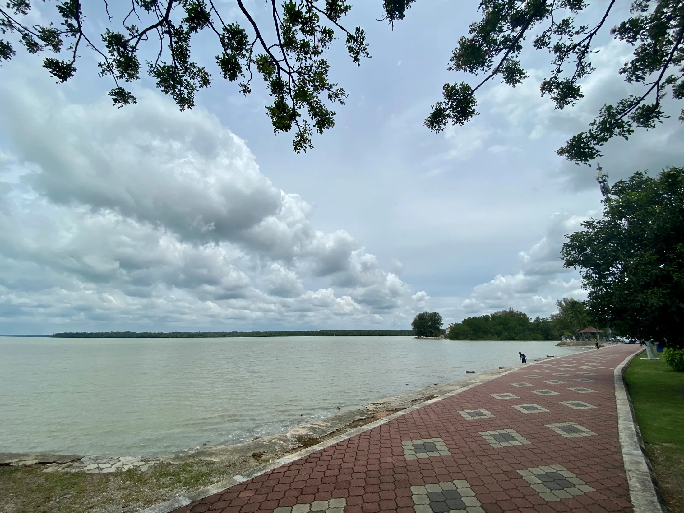 Promenad merah di sepanjang tebing Sungai Muar di Tanjung Emas