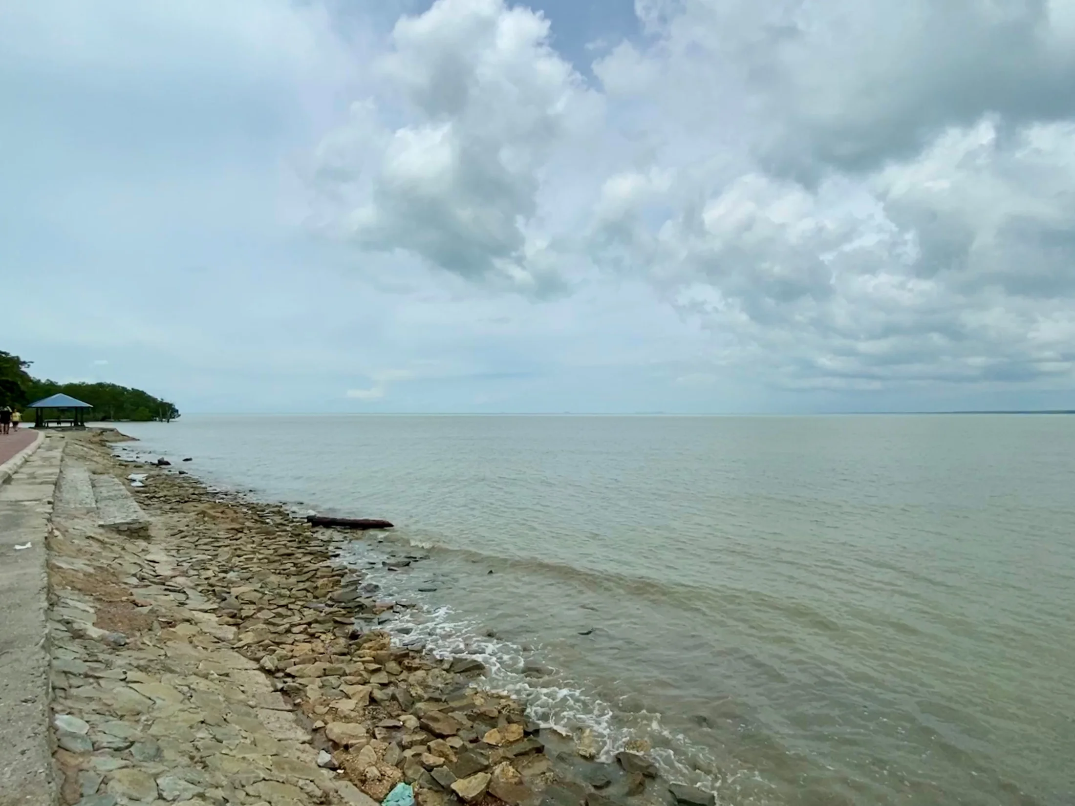 Tebing berbatu dan air di Tanjung Emas Muar
